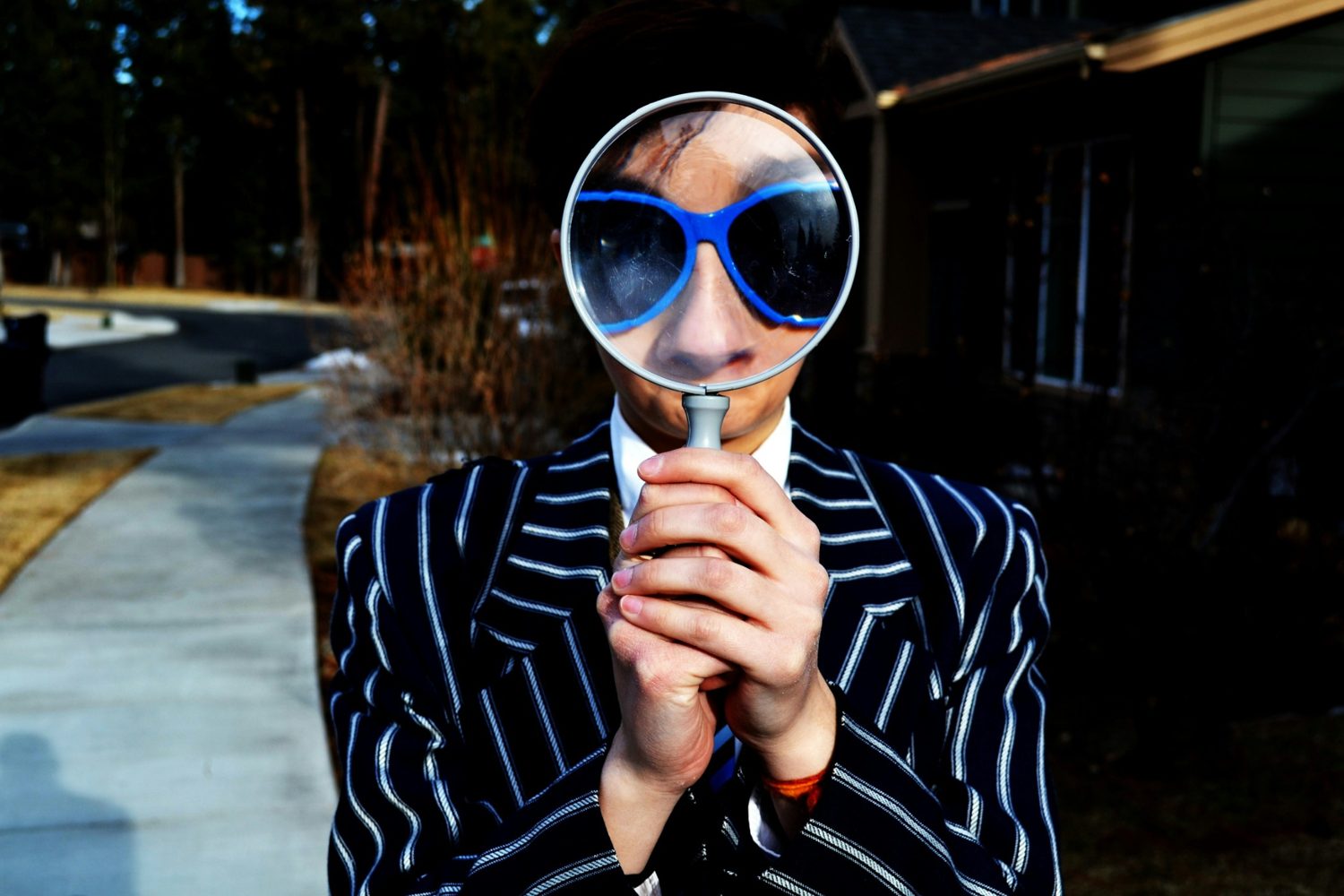 A child dressed as a detective